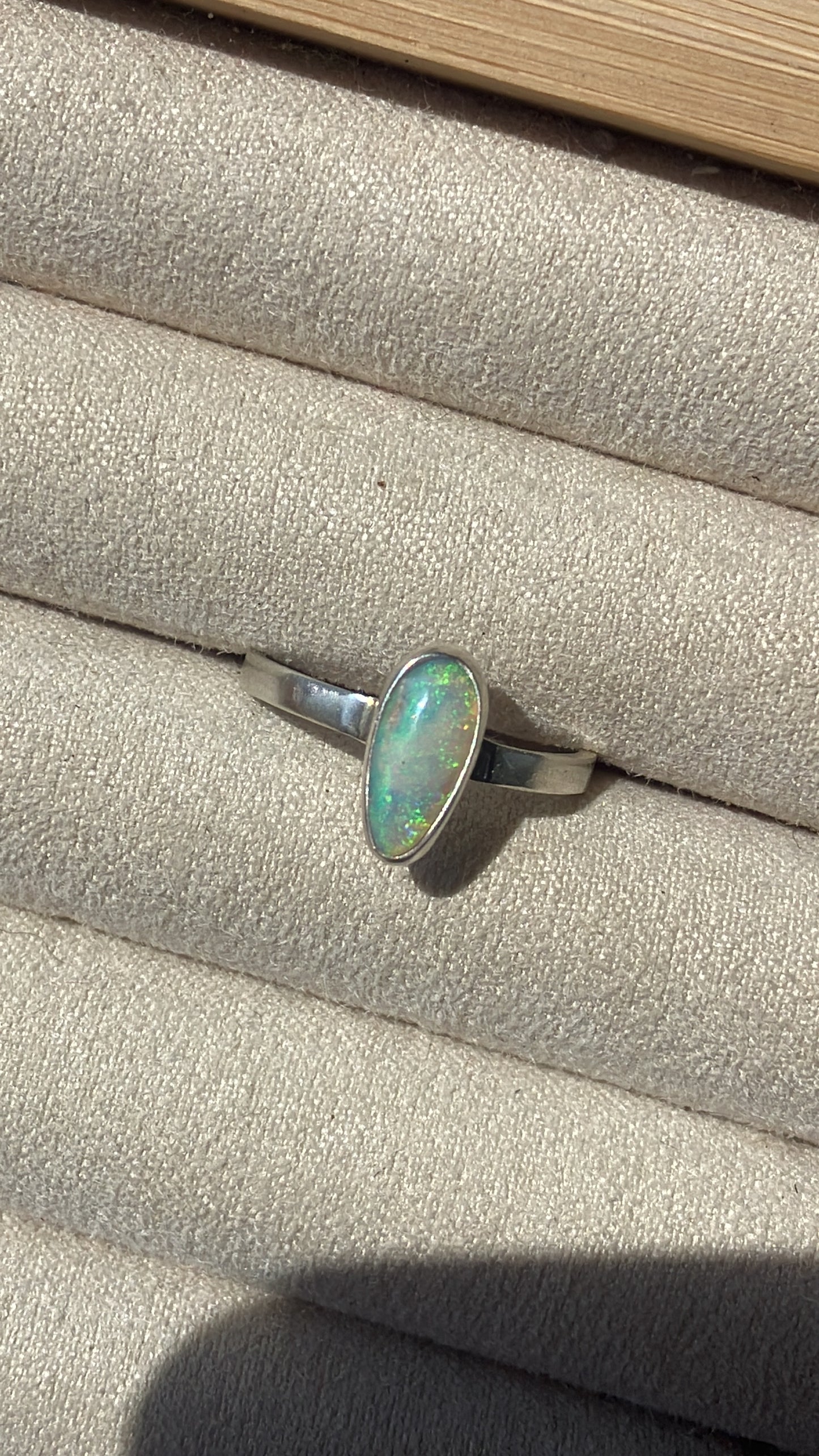 Anillo con Opalo Australiano