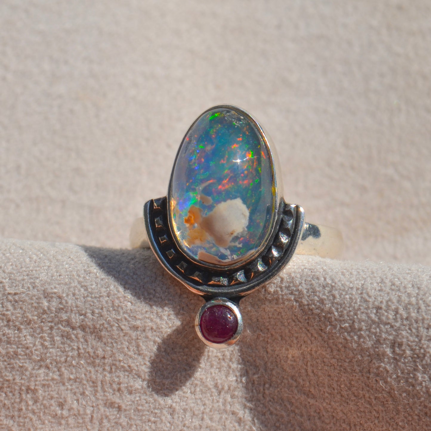 Anillo diseño "Intuición" con Ópalo mexicano y Rubí