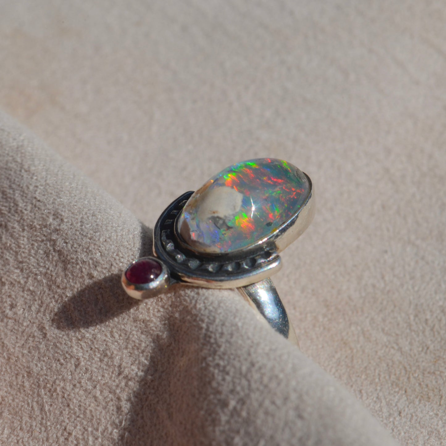 Anillo diseño "Intuición" con Ópalo mexicano y Rubí