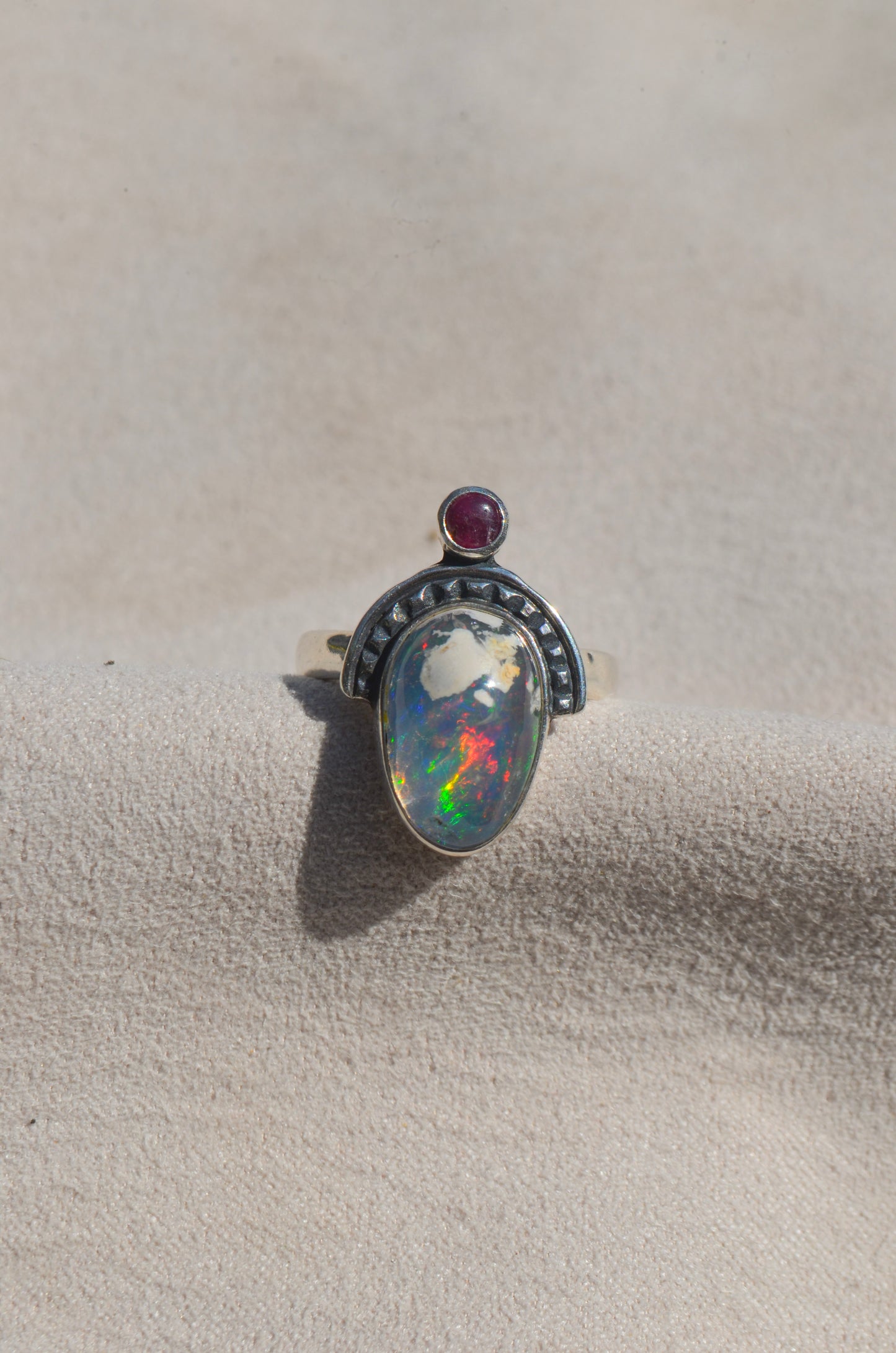 Anillo diseño "Intuición" con Ópalo mexicano y Rubí