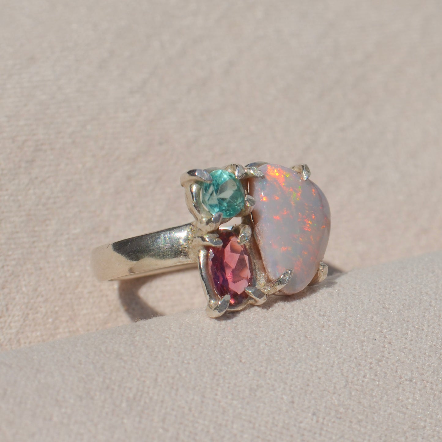 Anillo de Opalo Australiano, Apatito y Turmalina