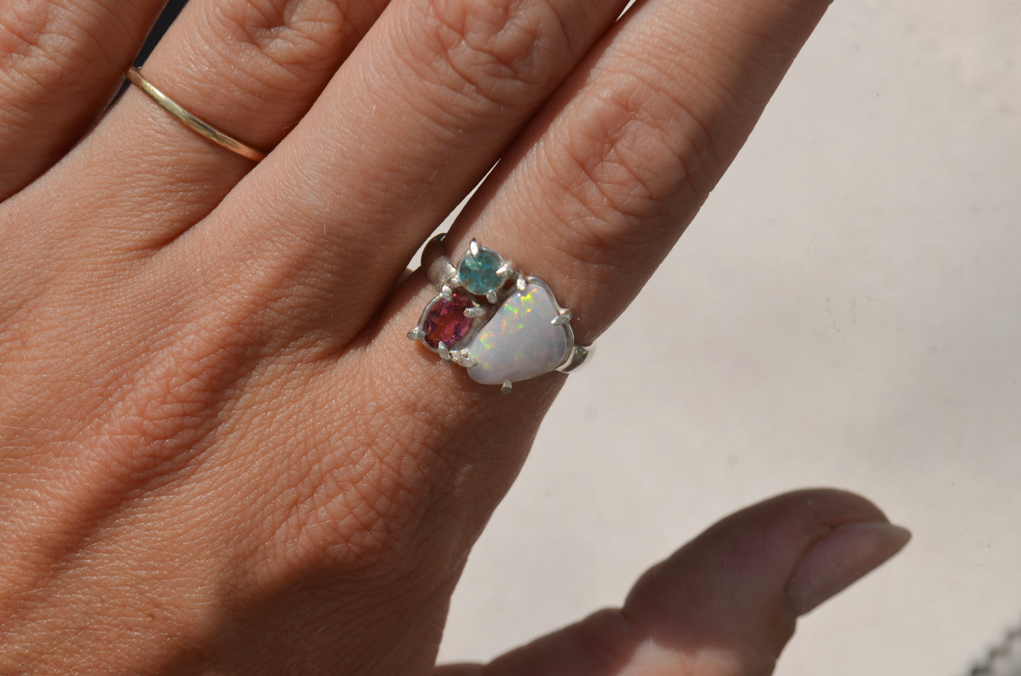 Anillo de Opalo Australiano, Apatito y Turmalina