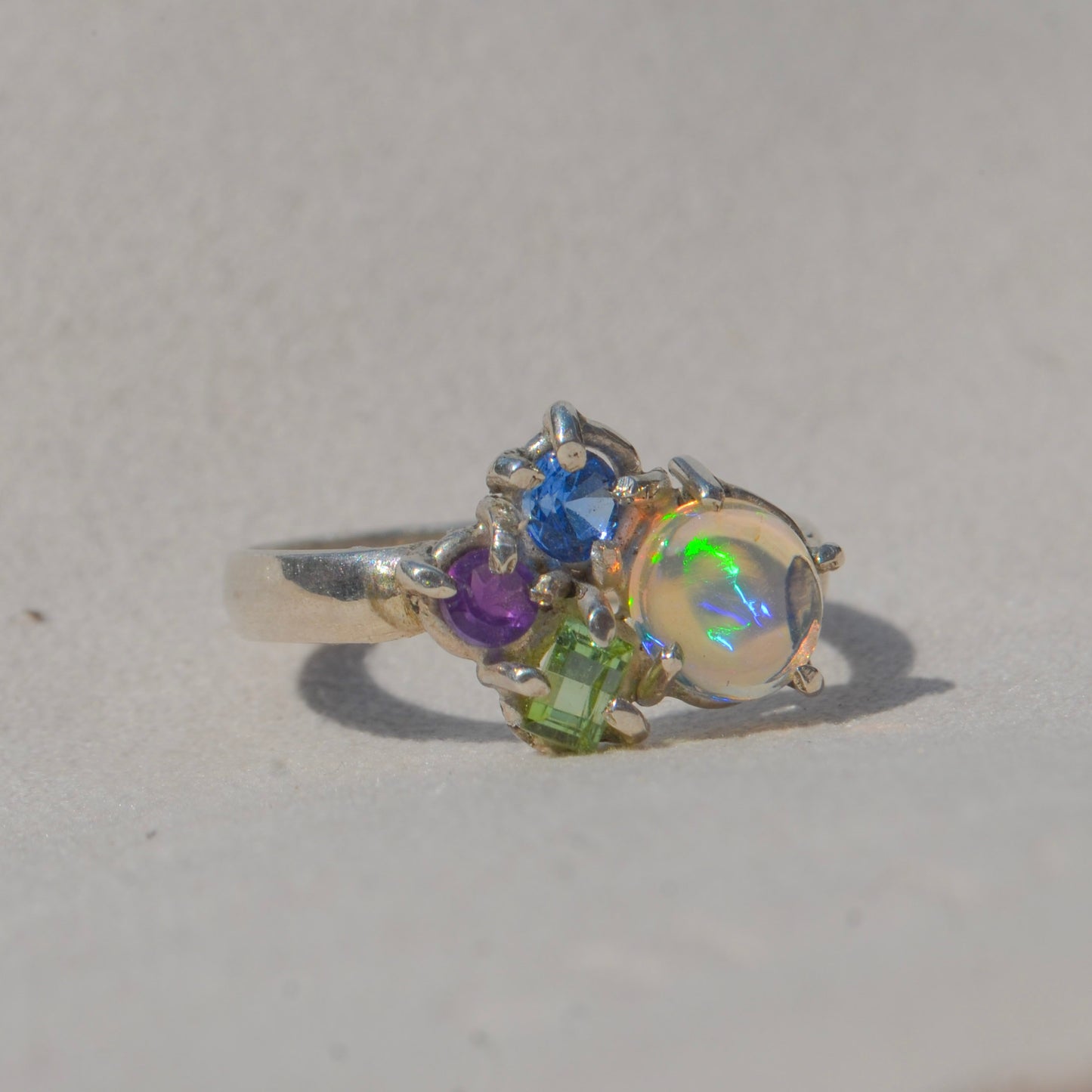 Anillo de Opalo Mexicano, amatista, topacio y turmalina verde