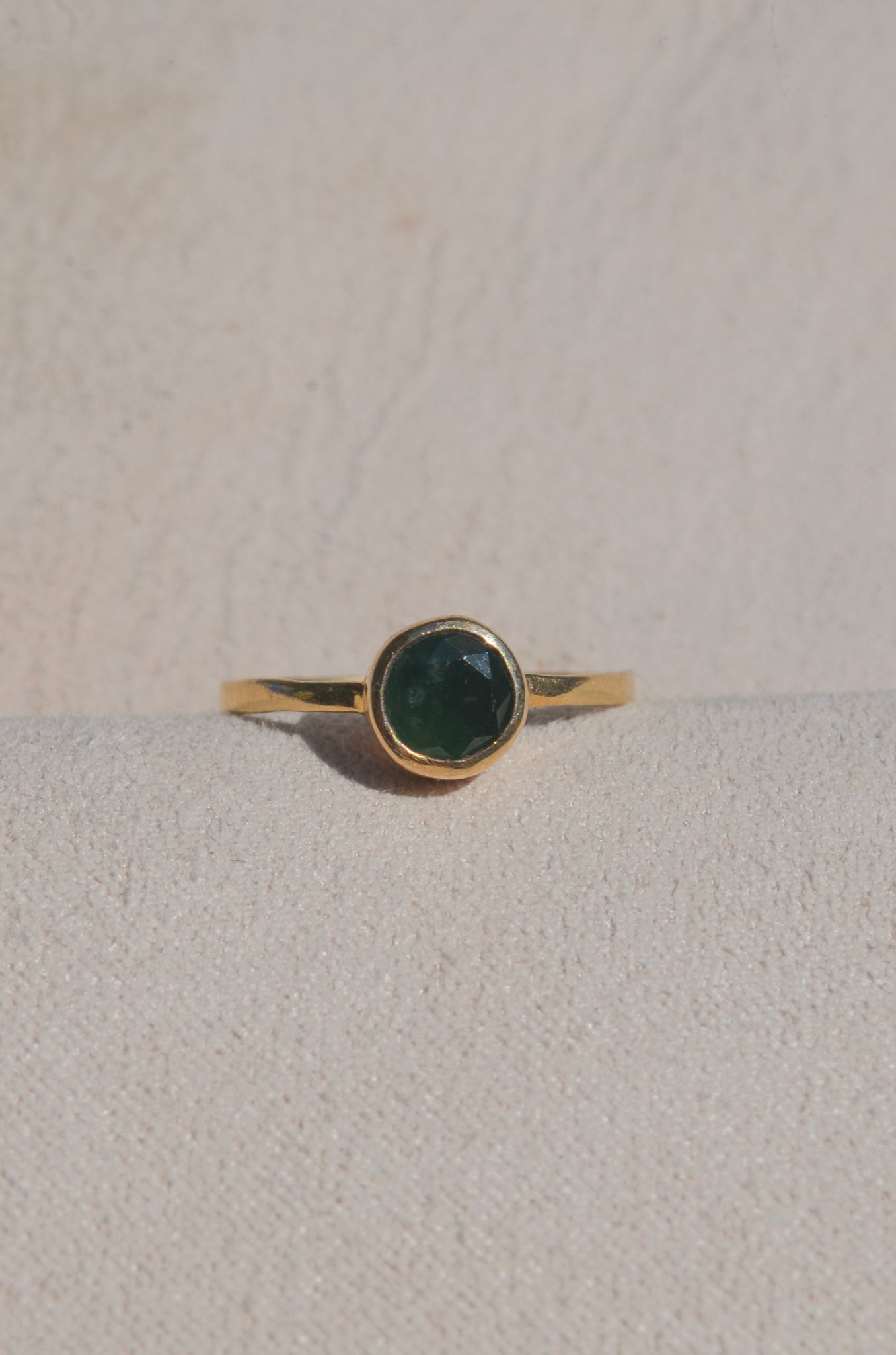 Anillo de Jade Esmeralda en Oro