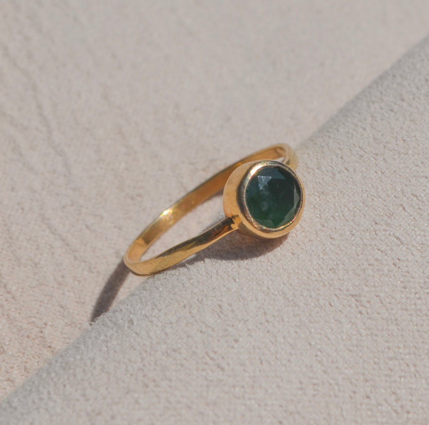 Anillo de Jade Esmeralda en Oro