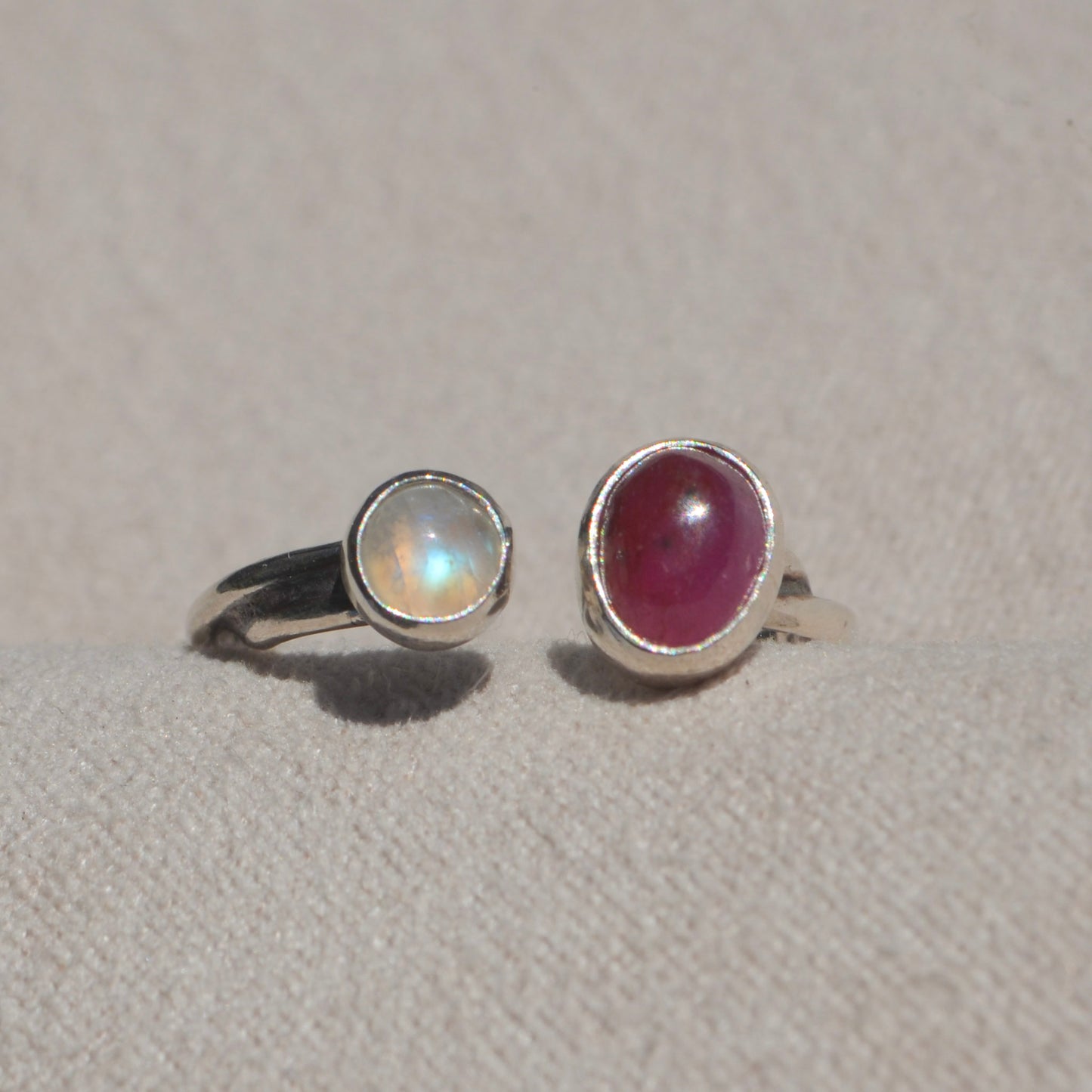 Anillo de Rubí y Piedra Luna