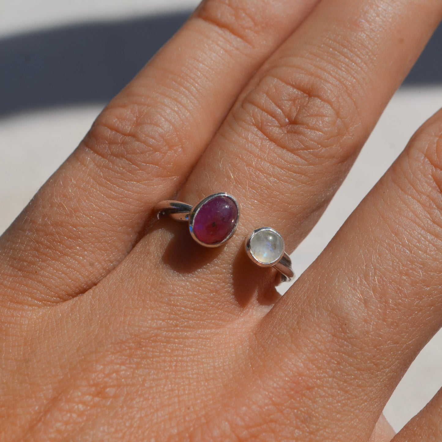 Anillo de Rubí y Piedra Luna