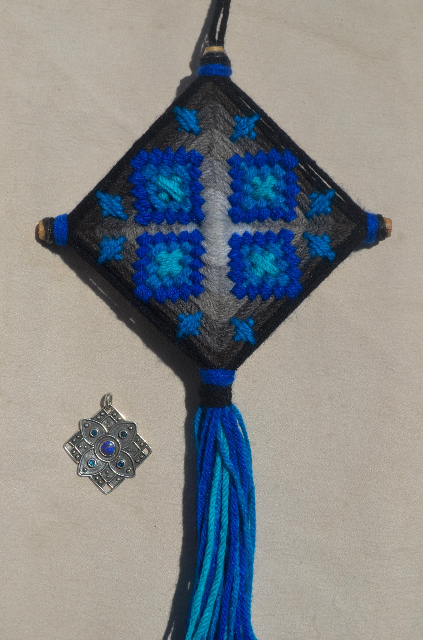 Dije OJO DE DIOS con Ópalo Negro y Zafiros