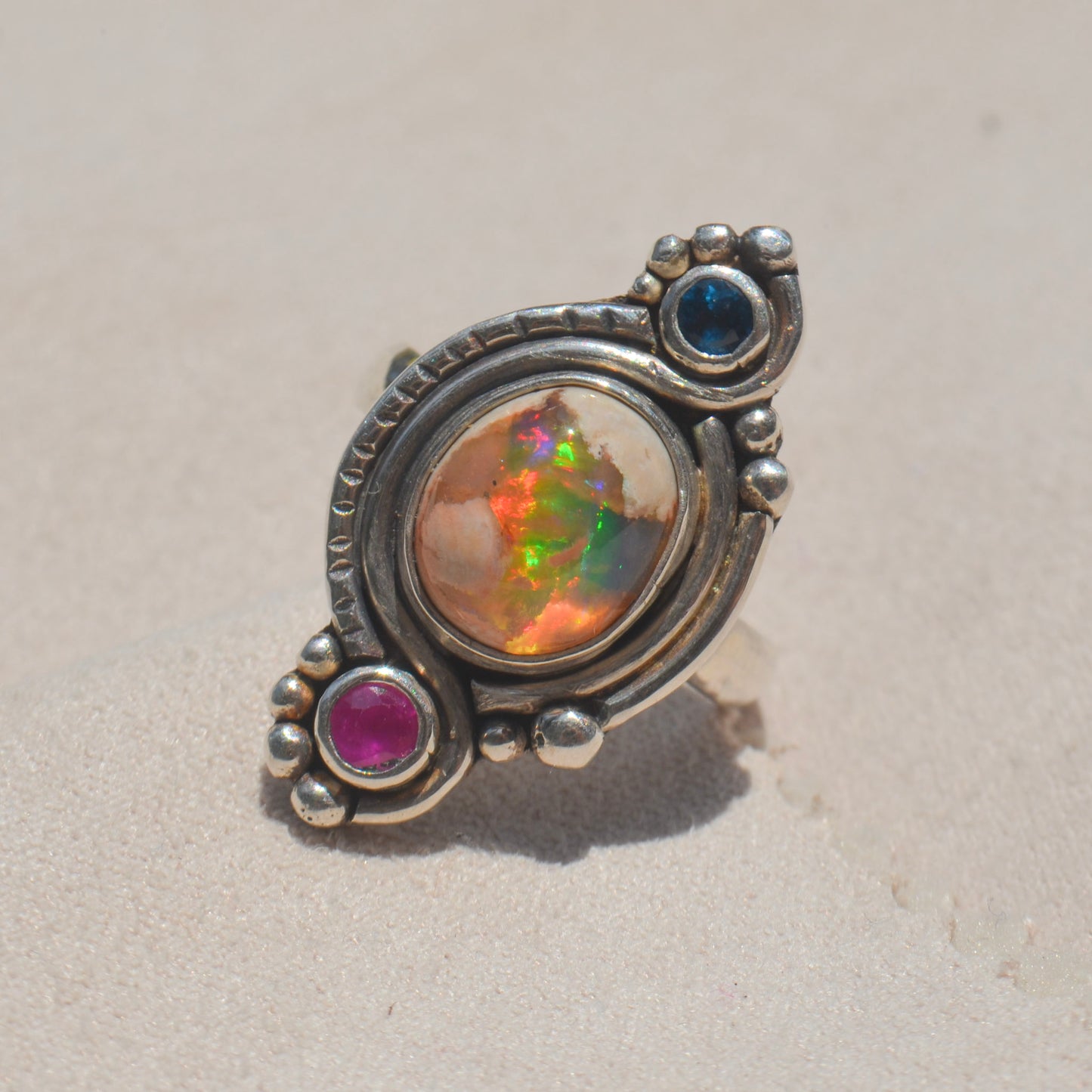 Anillo de Ópalo mexicano con Rubí y Apatito Neon