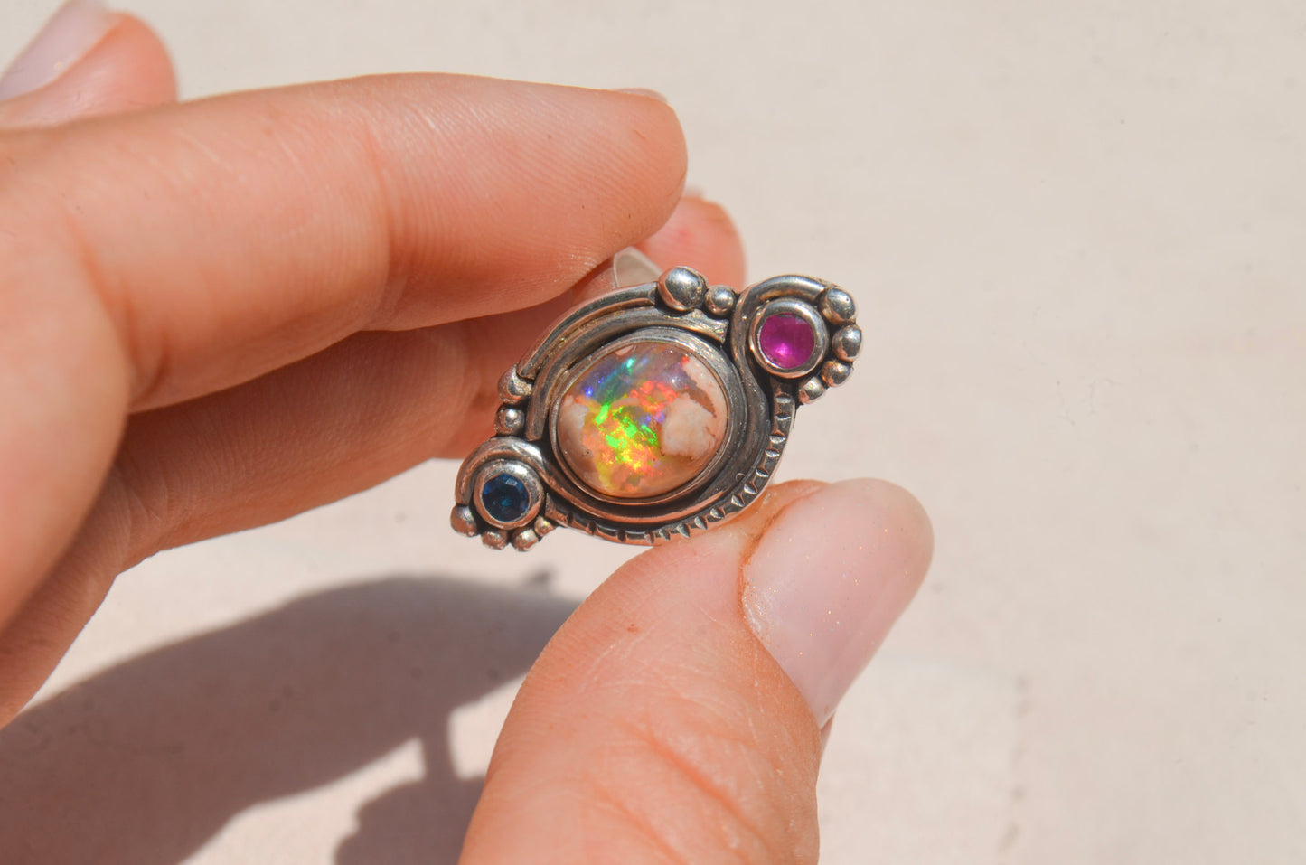 Anillo de Ópalo mexicano con Rubí y Apatito Neon