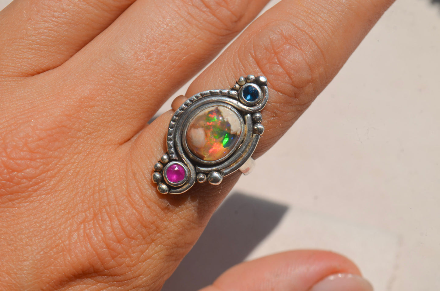 Anillo de Ópalo mexicano con Rubí y Apatito Neon