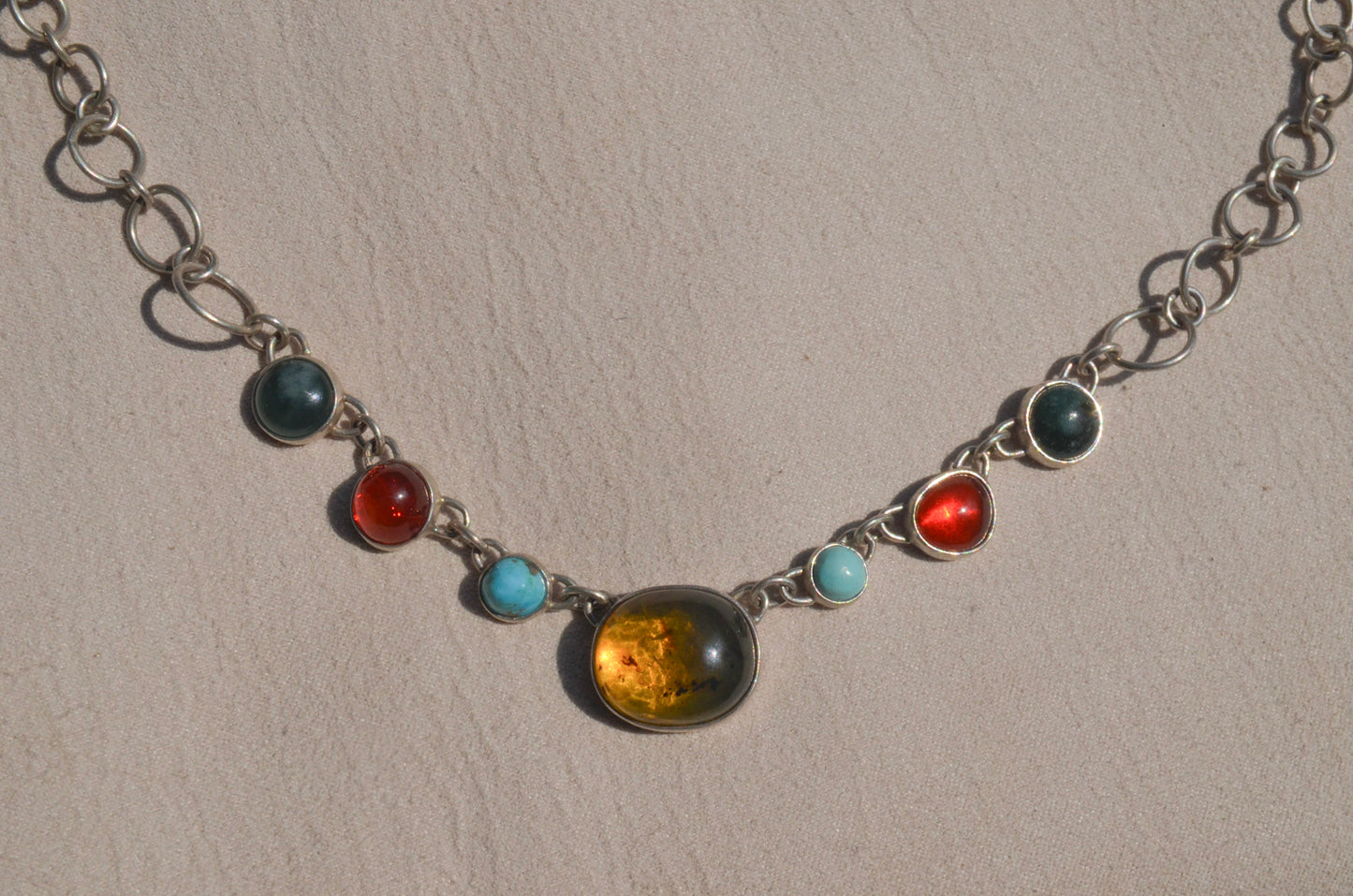 Collar Raíz Solar feat. Ambar, Turquesa, Ópalo y Jade
