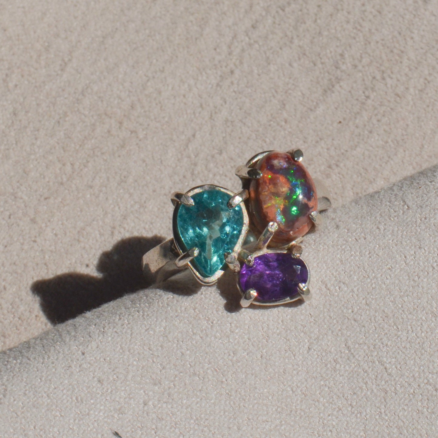 Anillo de Opalo, apatito y amatista diseño UNION
