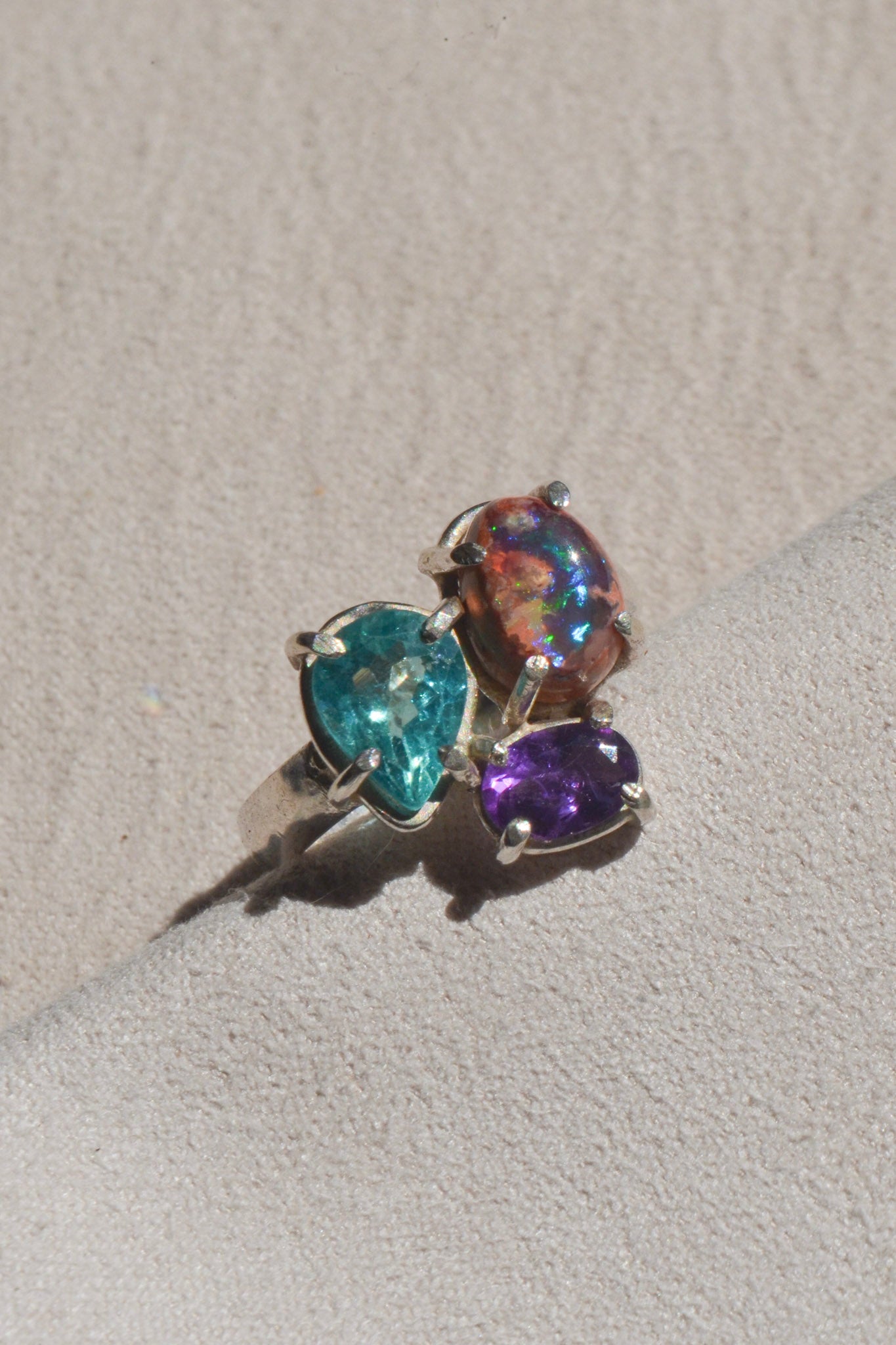 Anillo de Opalo, apatito y amatista diseño UNION