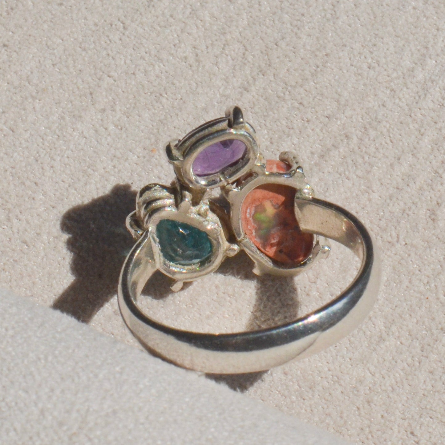 Anillo de Opalo, apatito y amatista diseño UNION