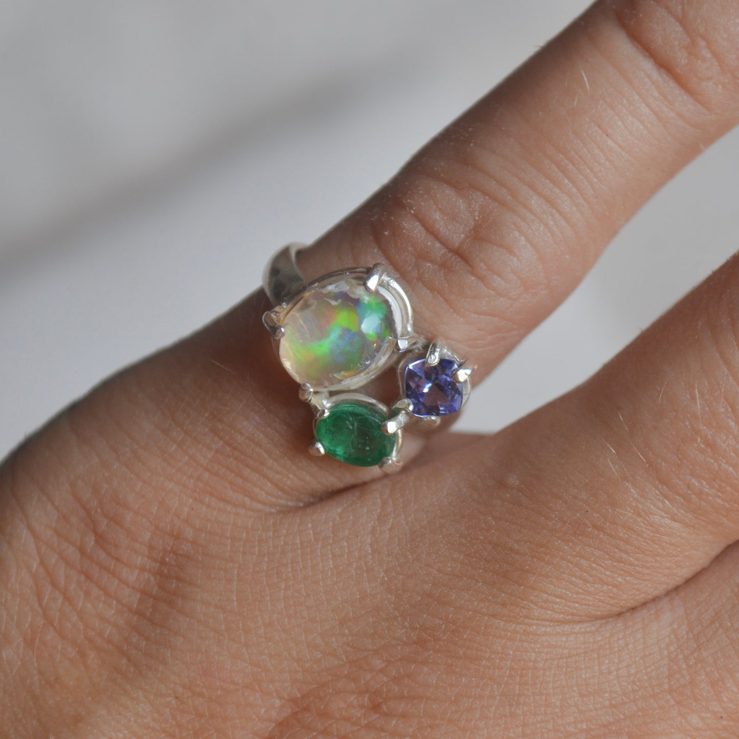 Anillo de Opalo, esmeralda y tanzanita diseño UNION