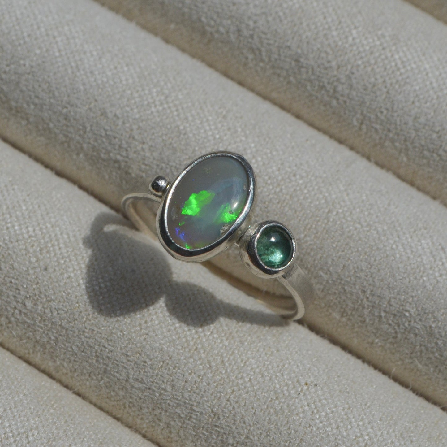 Anillo Opalo australiano y esmeralda