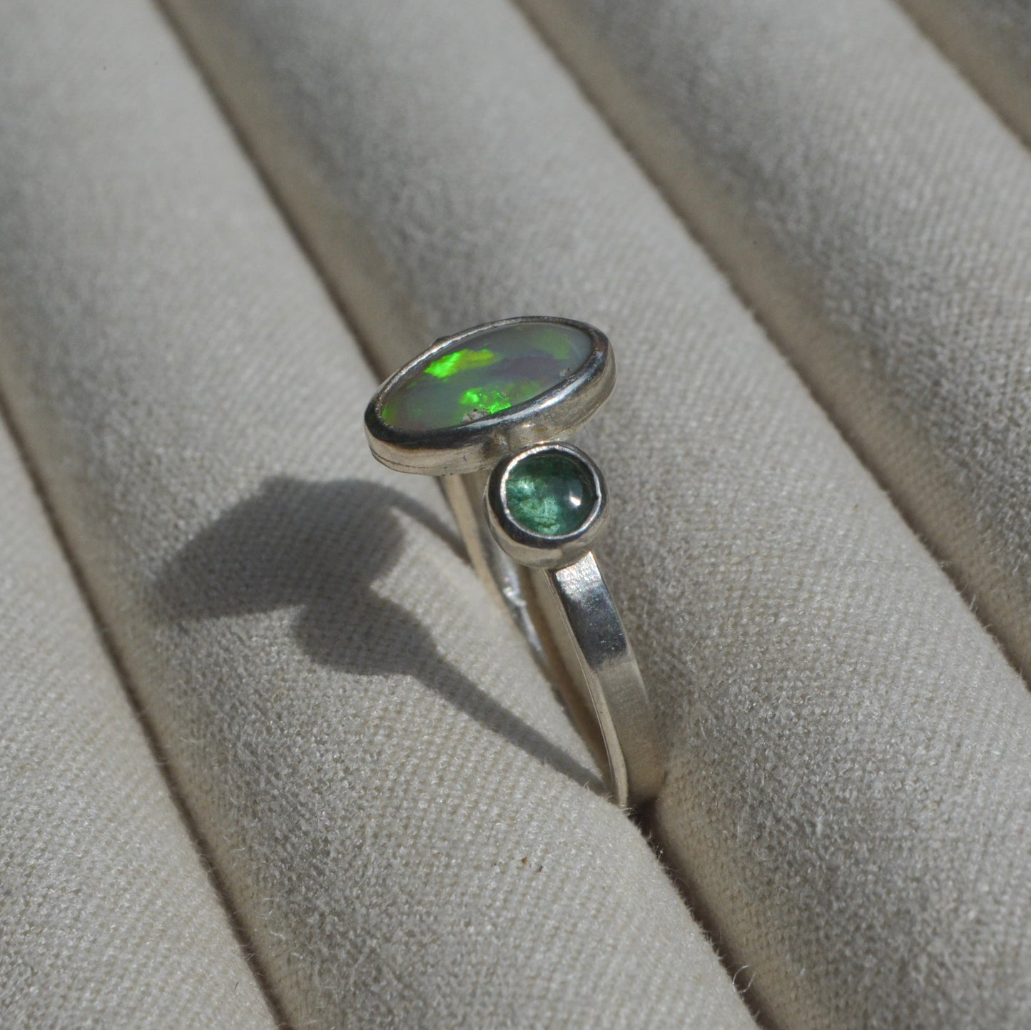 Anillo Opalo australiano y esmeralda