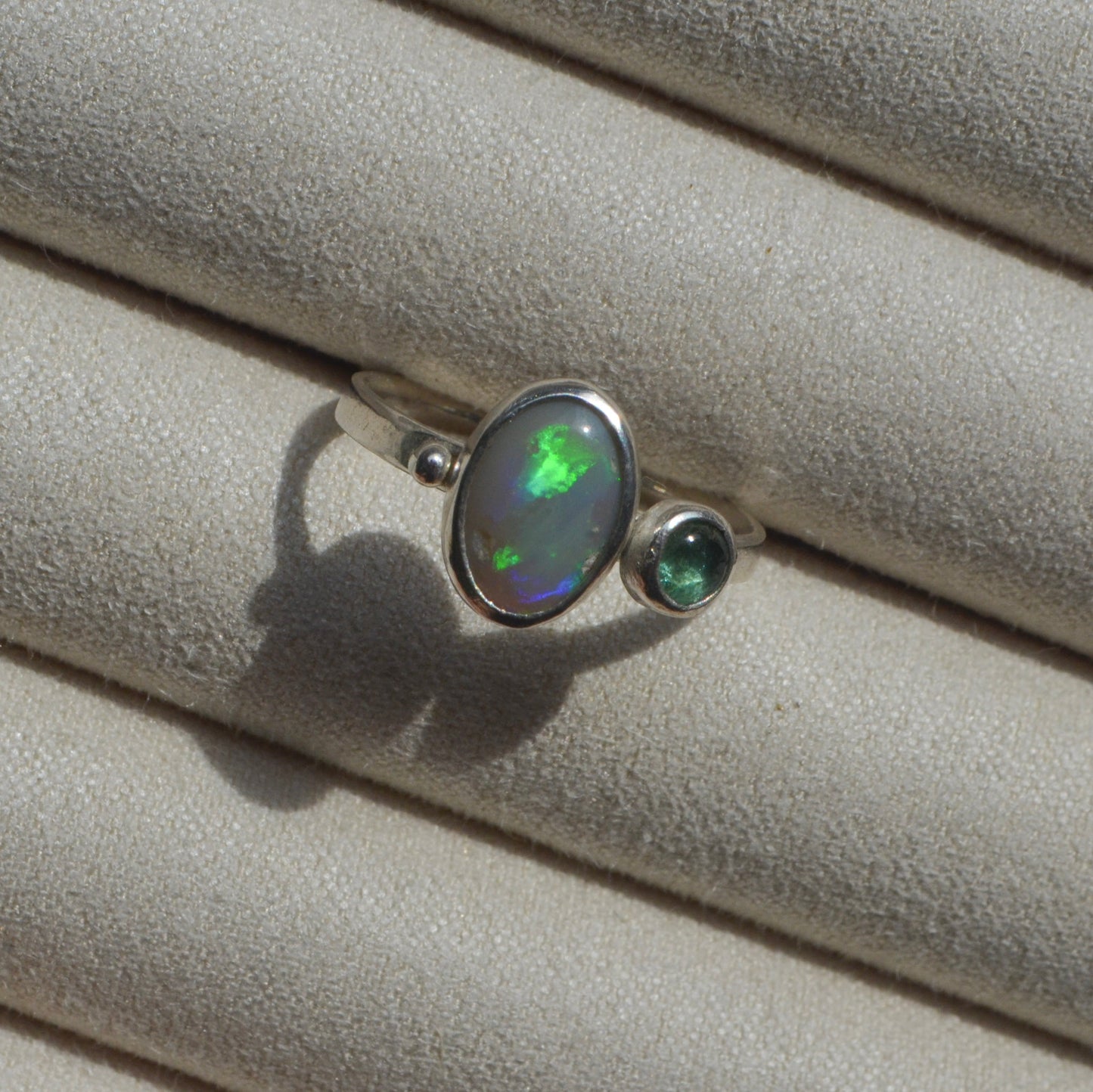Anillo Opalo australiano y esmeralda