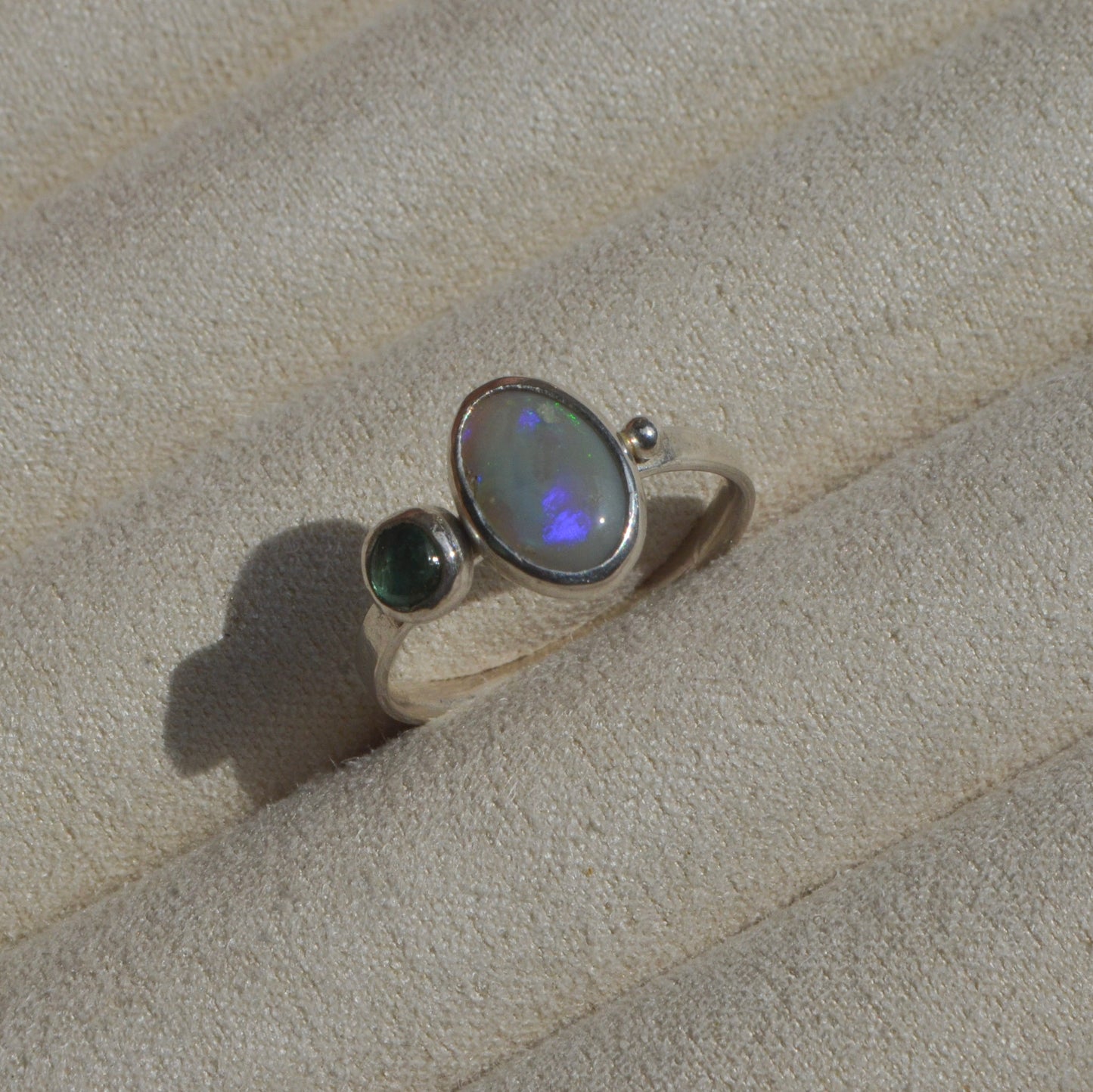 Anillo Opalo australiano y esmeralda
