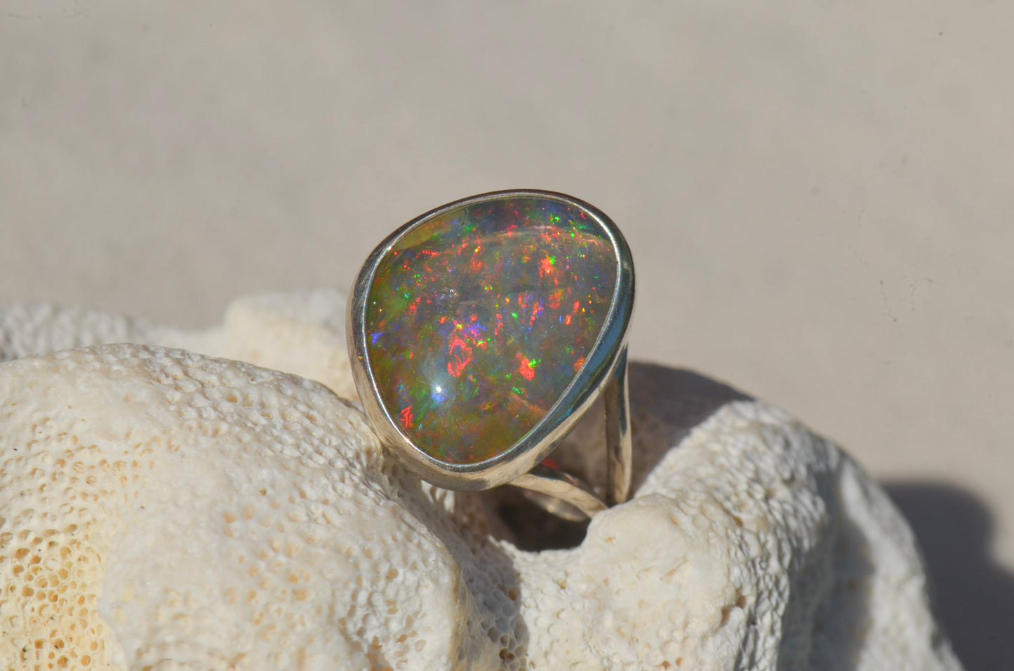 Anillo ESENCIA en V Ópalo mexicano
