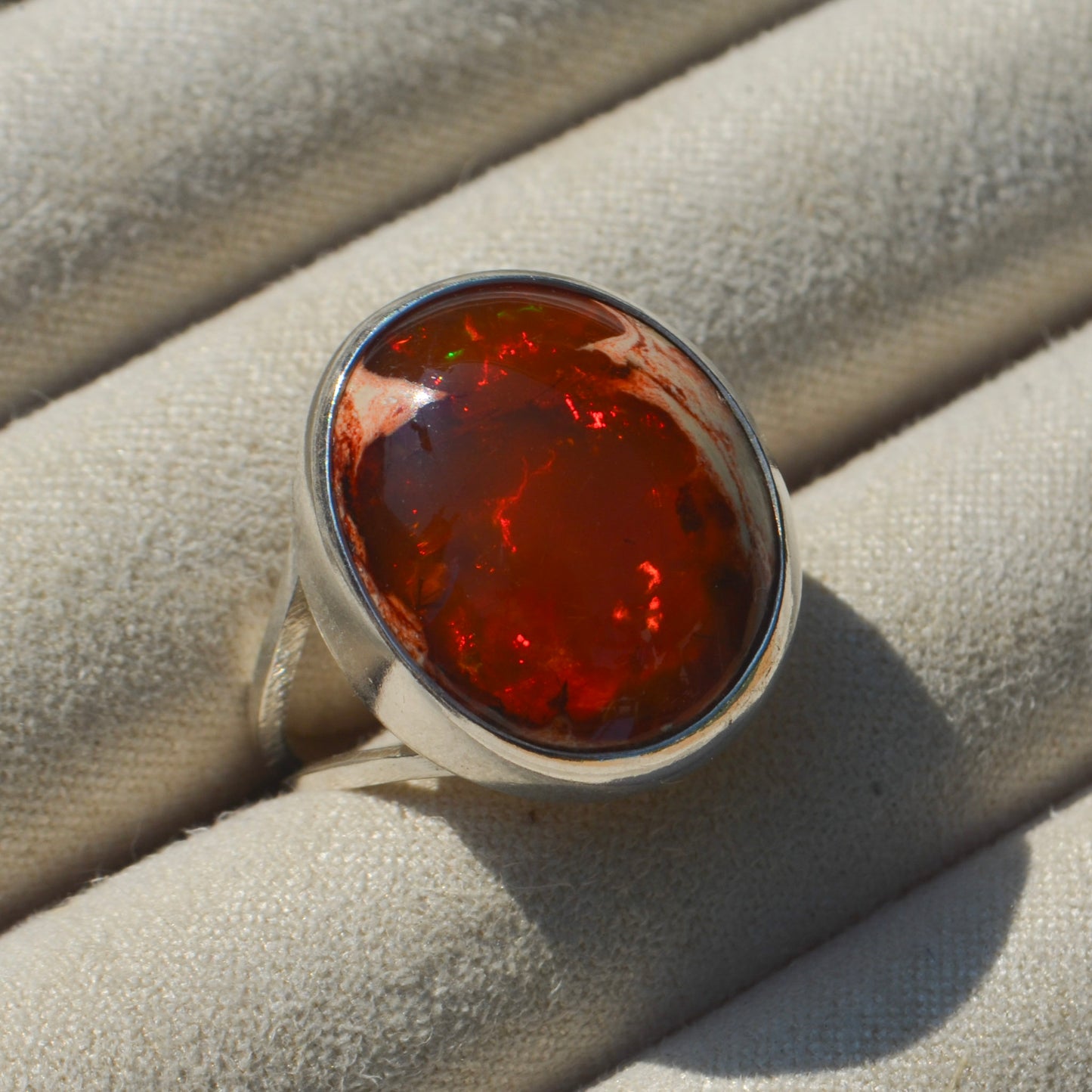 Anillo ESENCIA en V con Opalo de Fuego