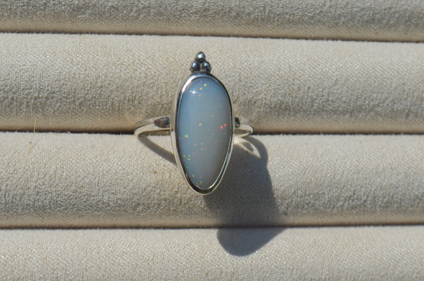 Anillo TRINIDAD con Opalo australiano