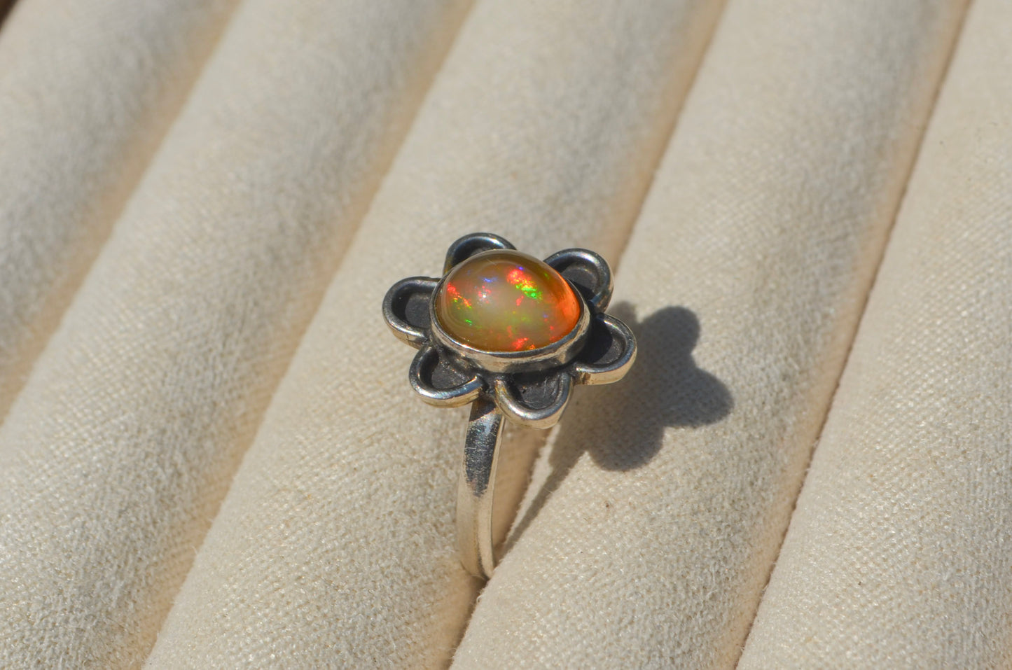Anillo Flor con Opalo Mexicano