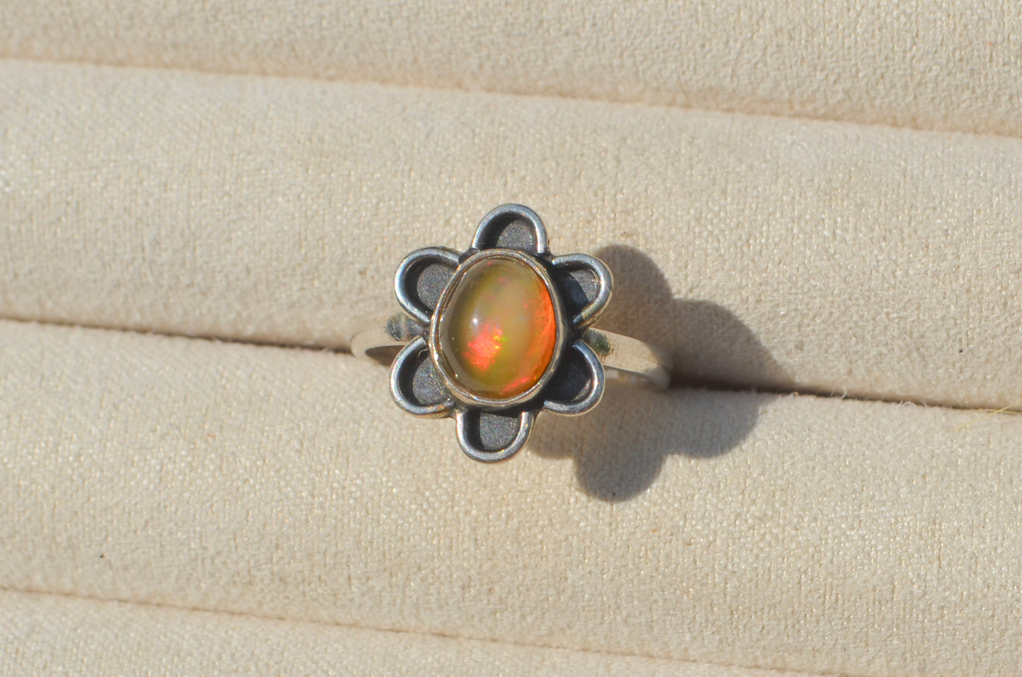 Anillo Flor con Opalo Mexicano