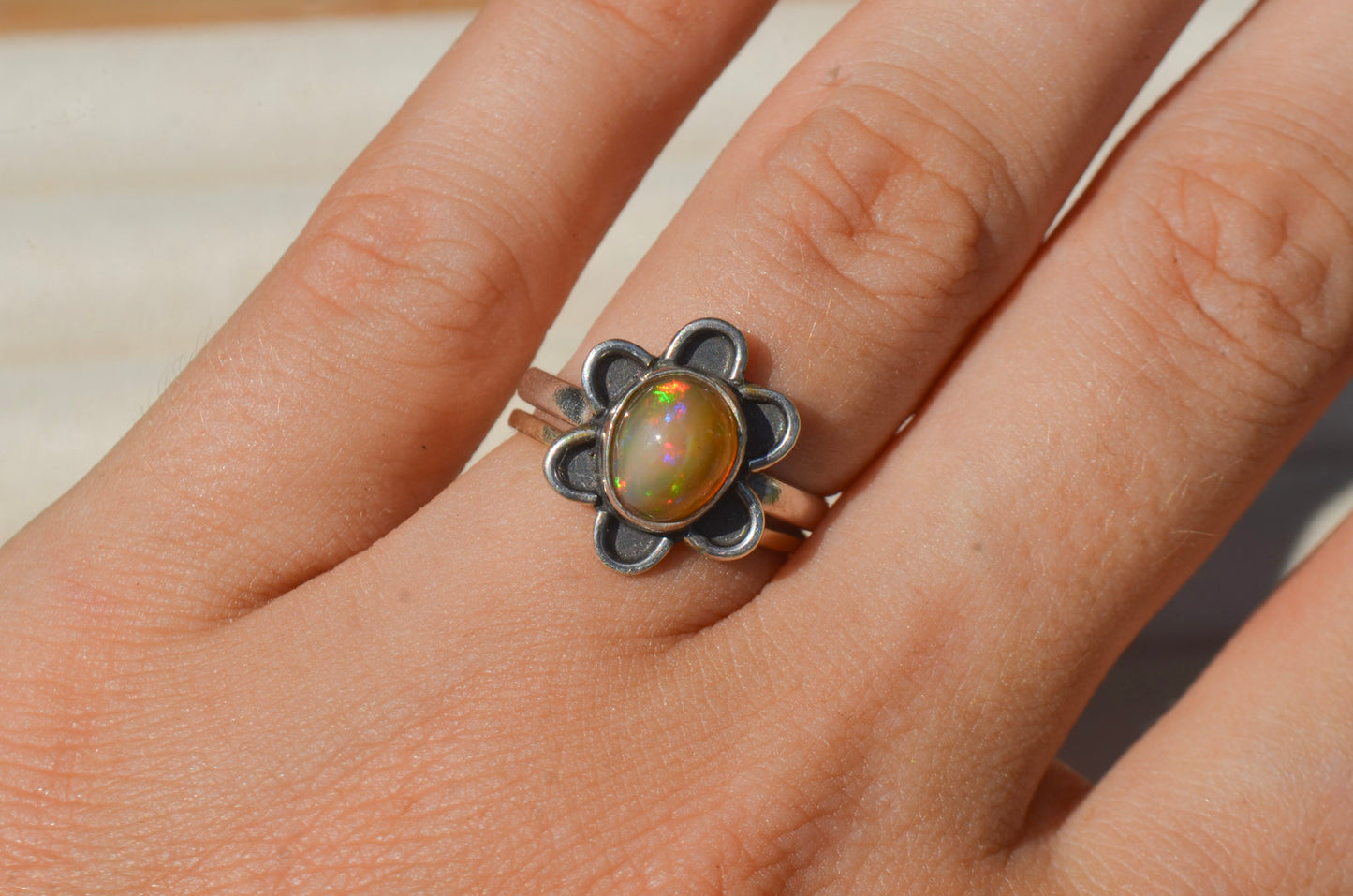 Anillo Flor con Opalo Mexicano