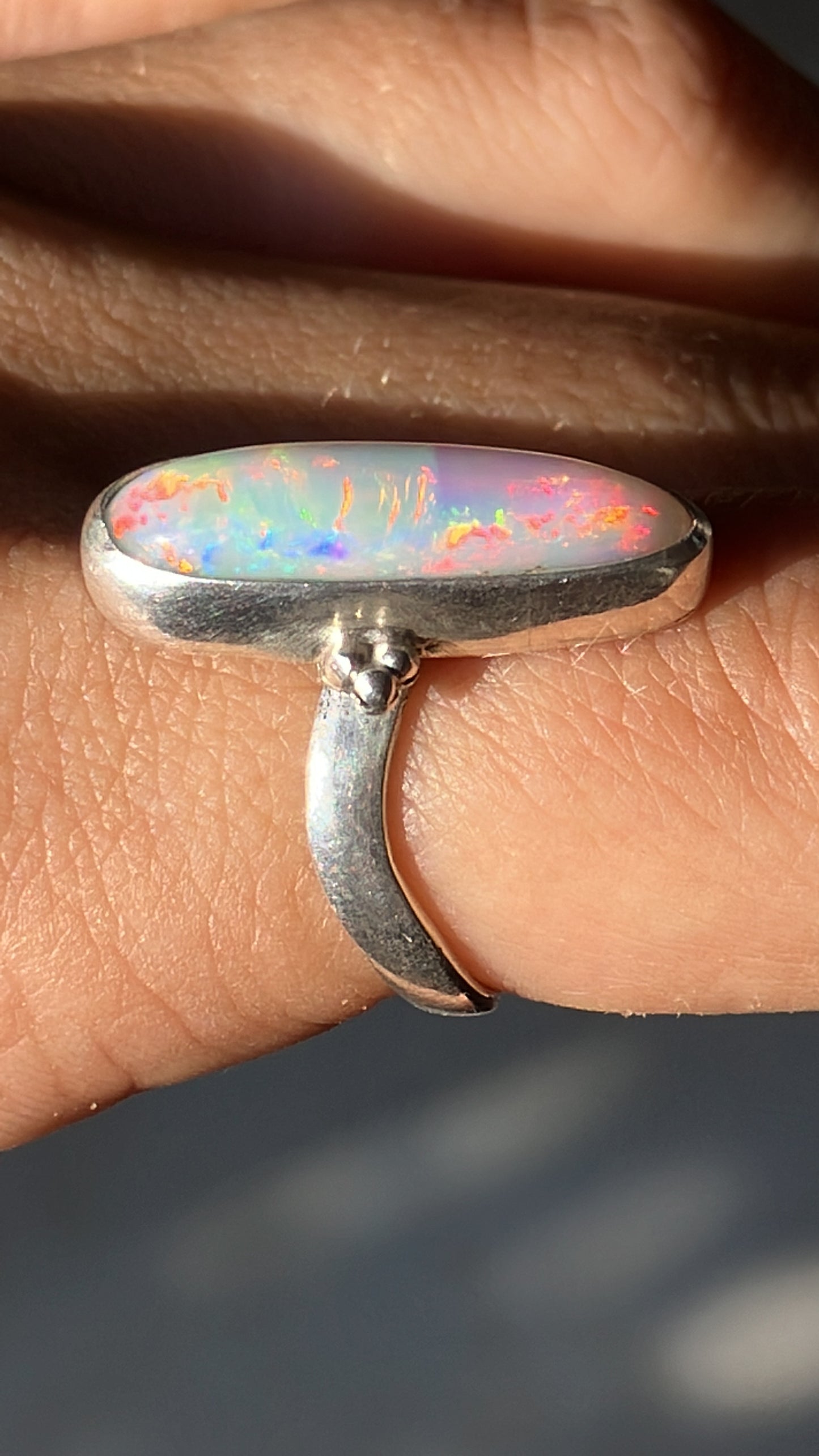 Anillo Faro con Opalo Australiano