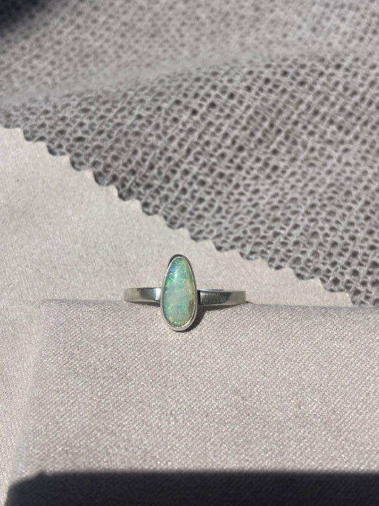 Anillo con Opalo Australiano
