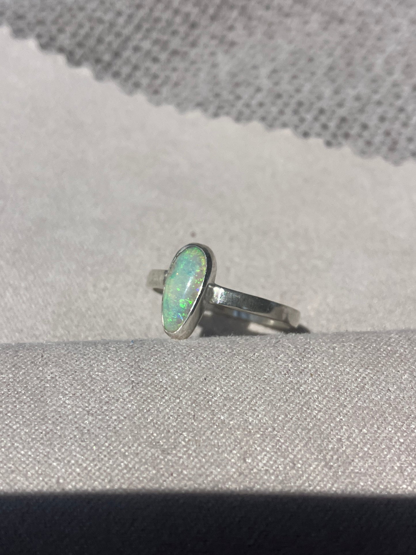 Anillo con Opalo Australiano