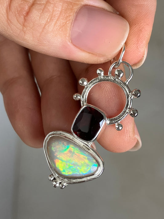 Collar de Granate y Opalo australiano Blanco