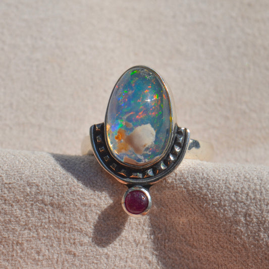 Anillo diseño "Intuición" con Ópalo mexicano y Rubí