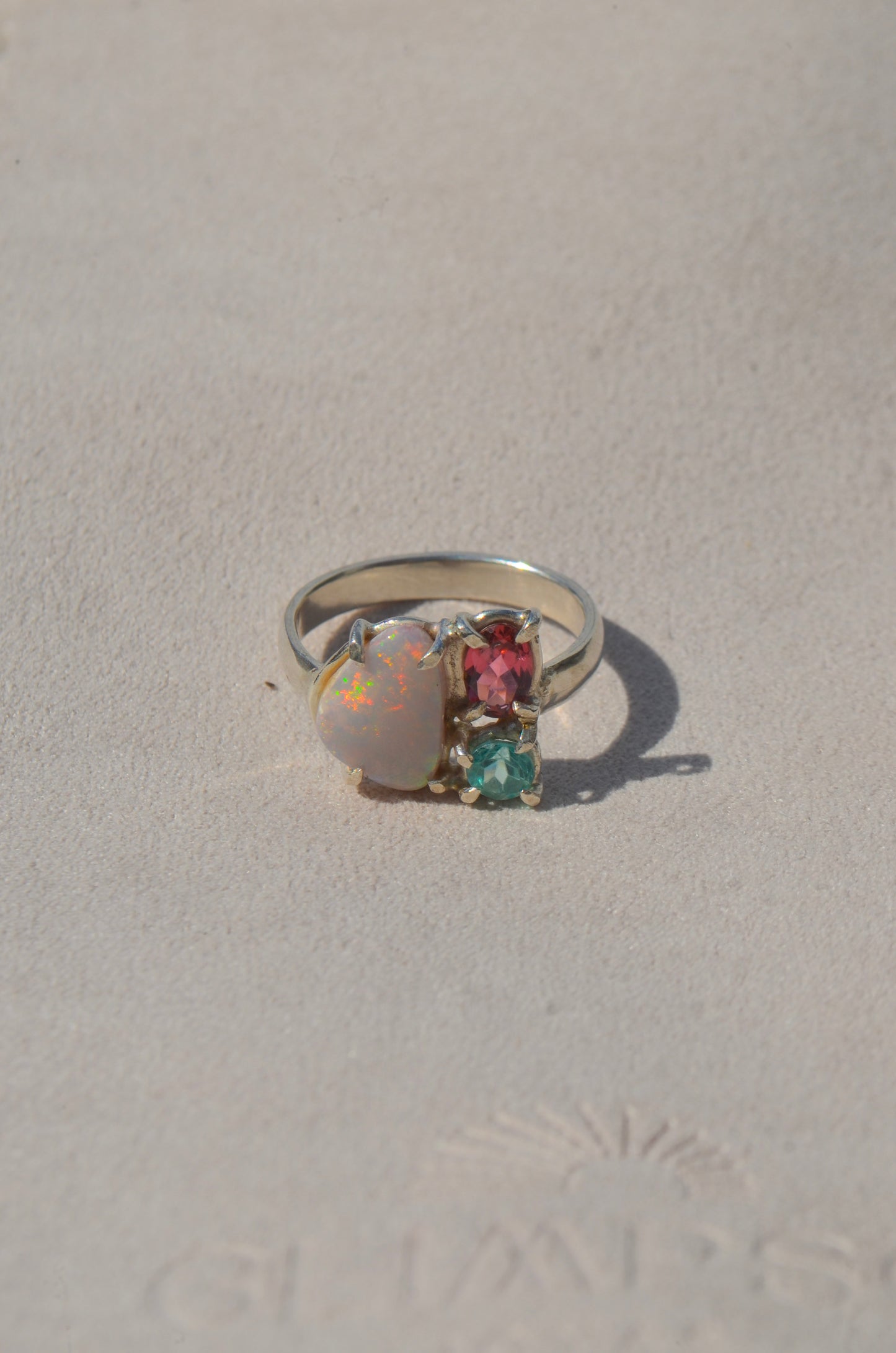 Anillo de Opalo Australiano, Apatito y Turmalina