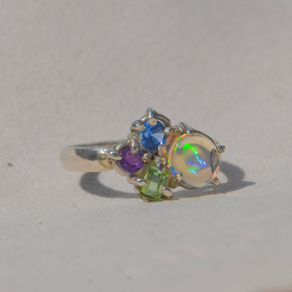 Anillo de Opalo Mexicano, amatista, topacio y turmalina verde