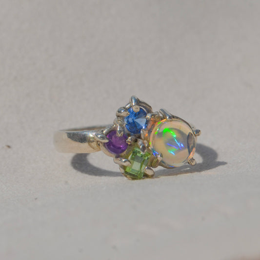 Anillo de Opalo Mexicano, amatista, topacio y turmalina verde