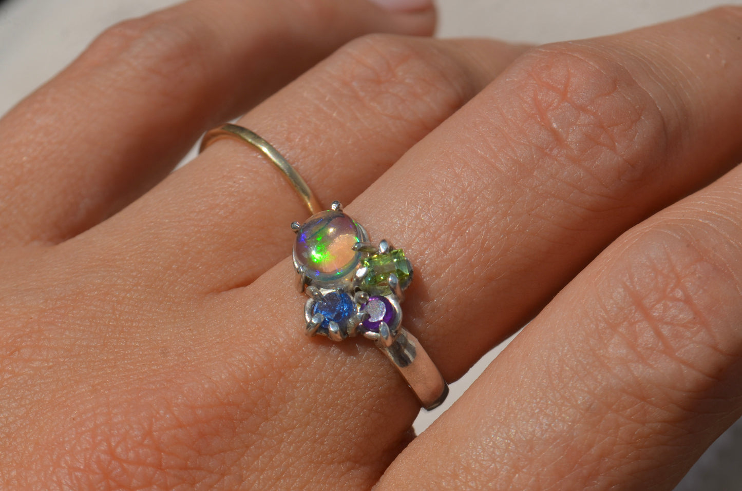 Anillo de Opalo Mexicano, amatista, topacio y turmalina verde