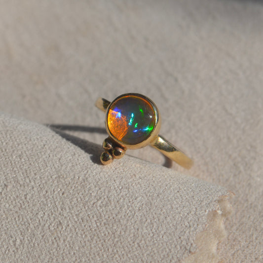 Anillo “Trinity” con Opalo de fuego en oro