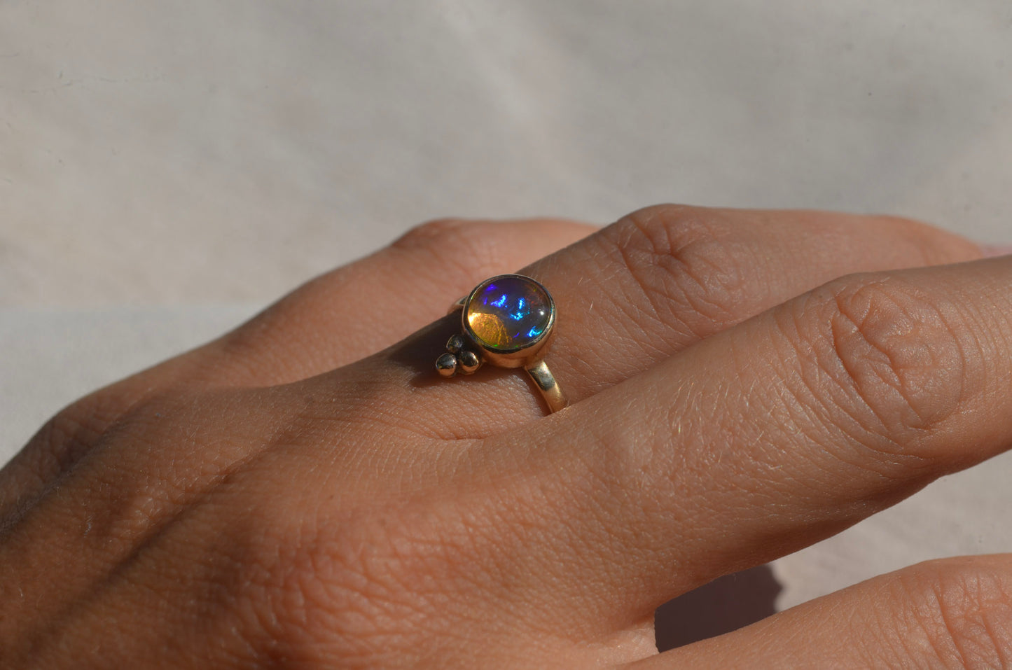 Anillo “Trinity” con Opalo de fuego en oro