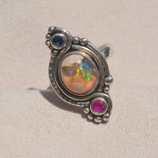 Anillo de Ópalo mexicano con Rubí y Apatito Neon