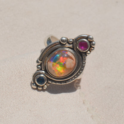 Anillo de Ópalo mexicano con Rubí y Apatito Neon