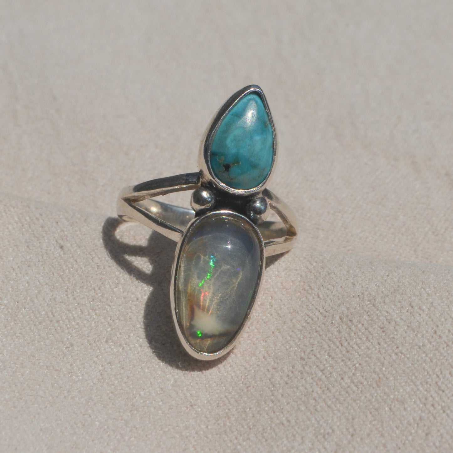 Anillo con Turquesa y Ópalo mexicano