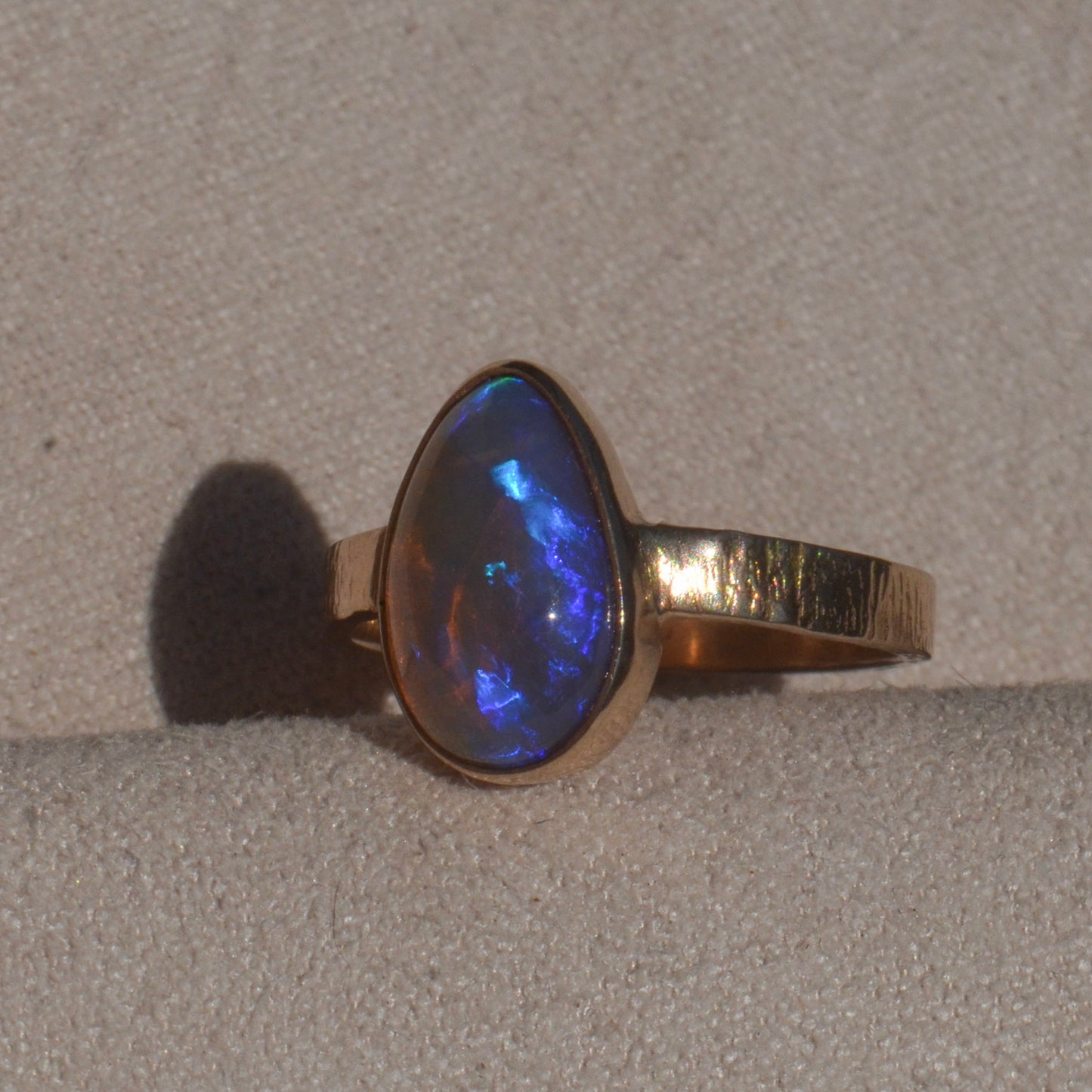 Anillo Ópalo Australiano en Oro