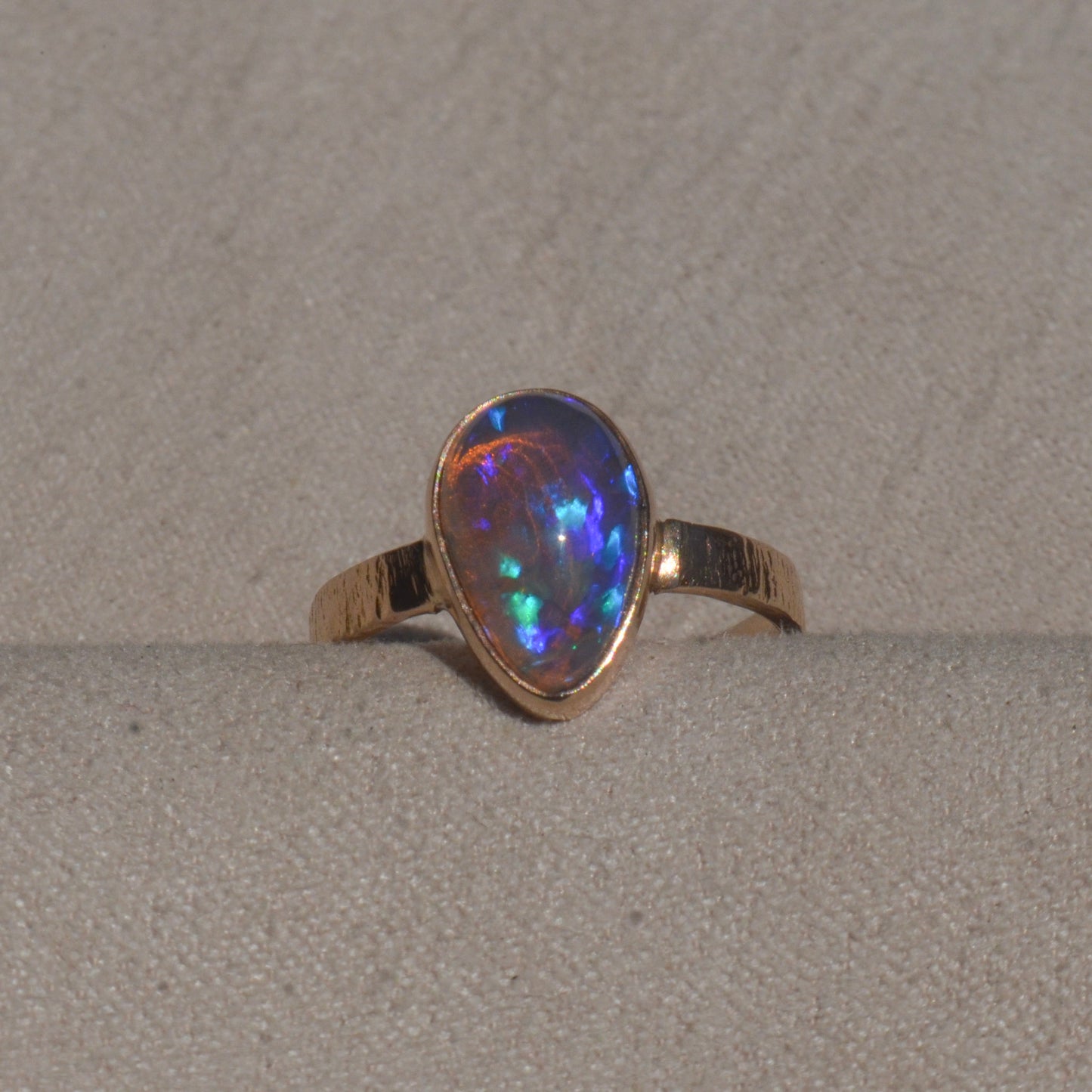 Anillo Ópalo Australiano en Oro