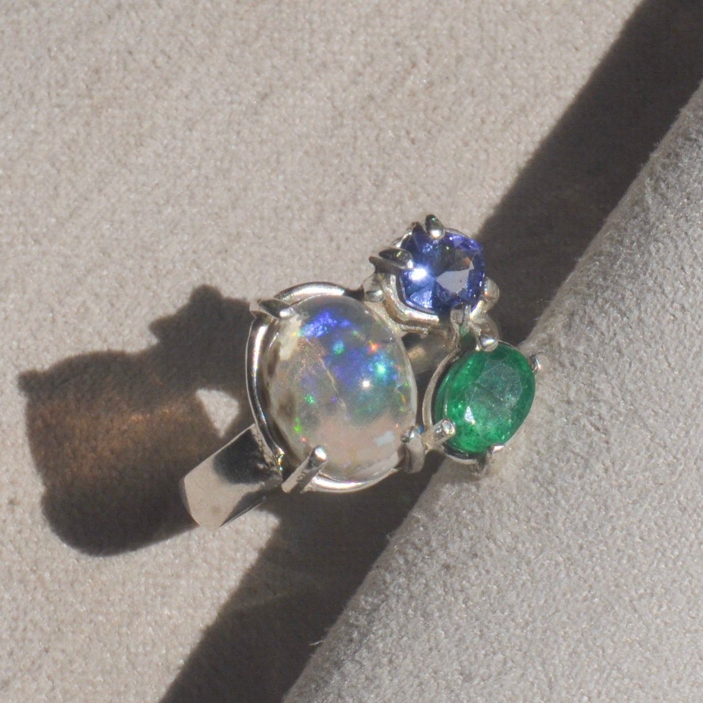 Anillo de Opalo, esmeralda y tanzanita diseño UNION