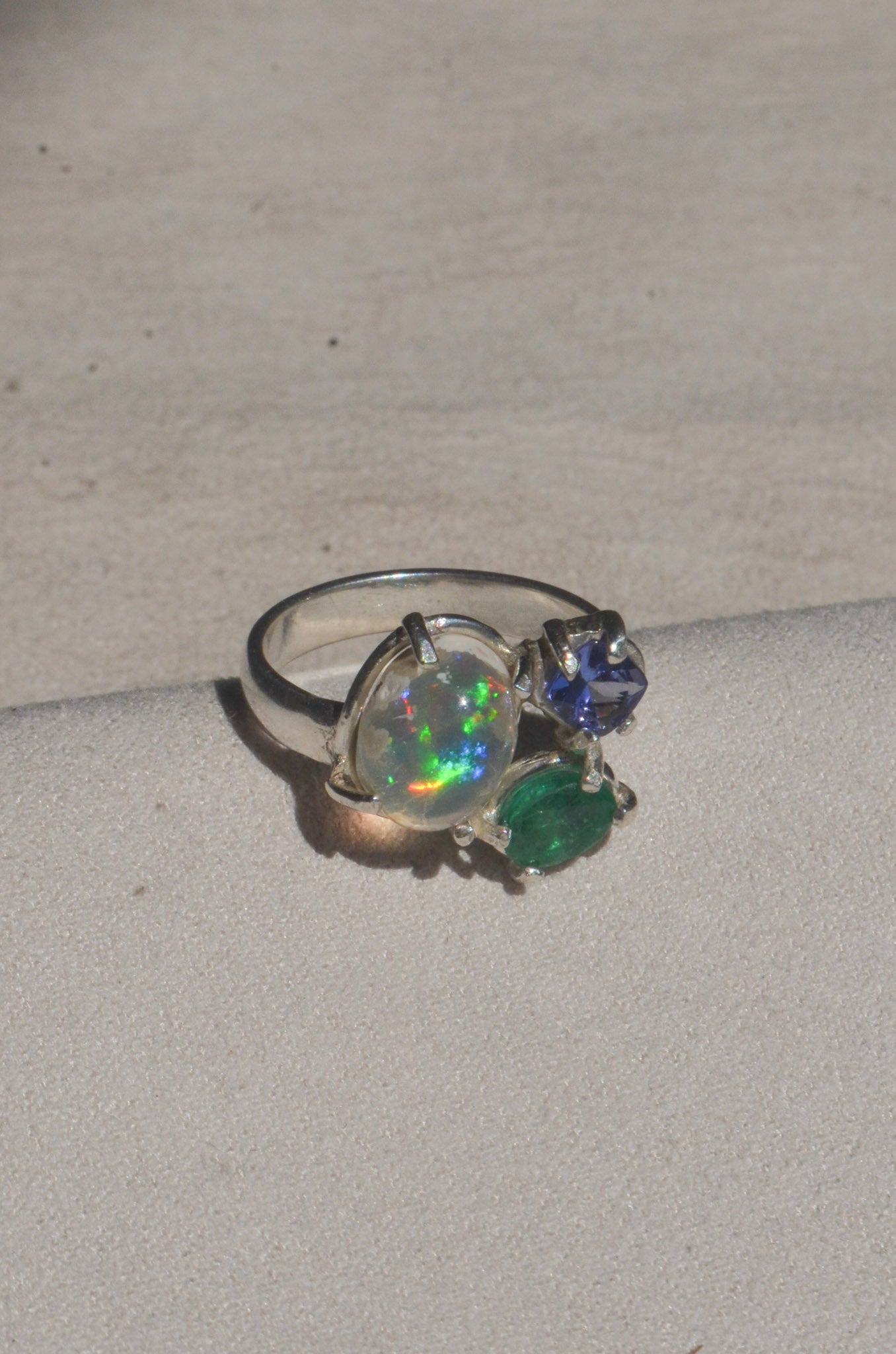 Anillo de Opalo, esmeralda y tanzanita diseño UNION