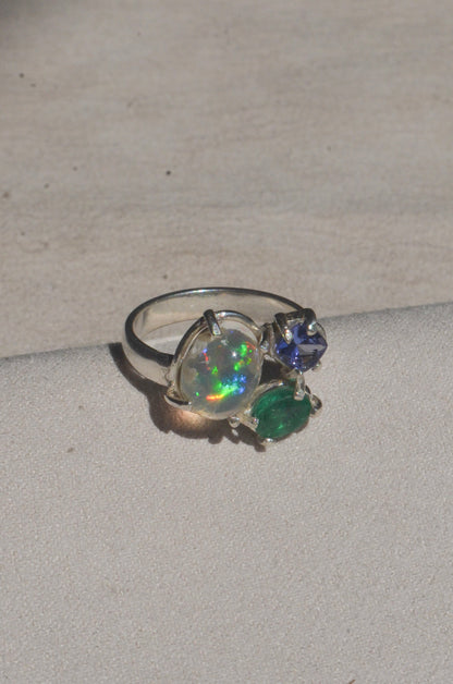 Anillo de Opalo, esmeralda y tanzanita diseño UNION