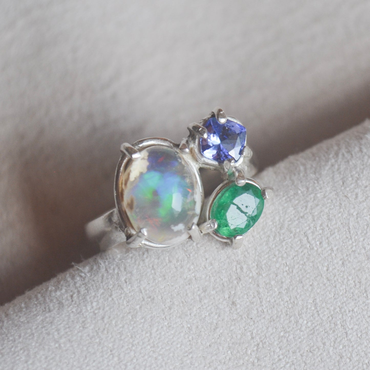 Anillo de Opalo, esmeralda y tanzanita diseño UNION